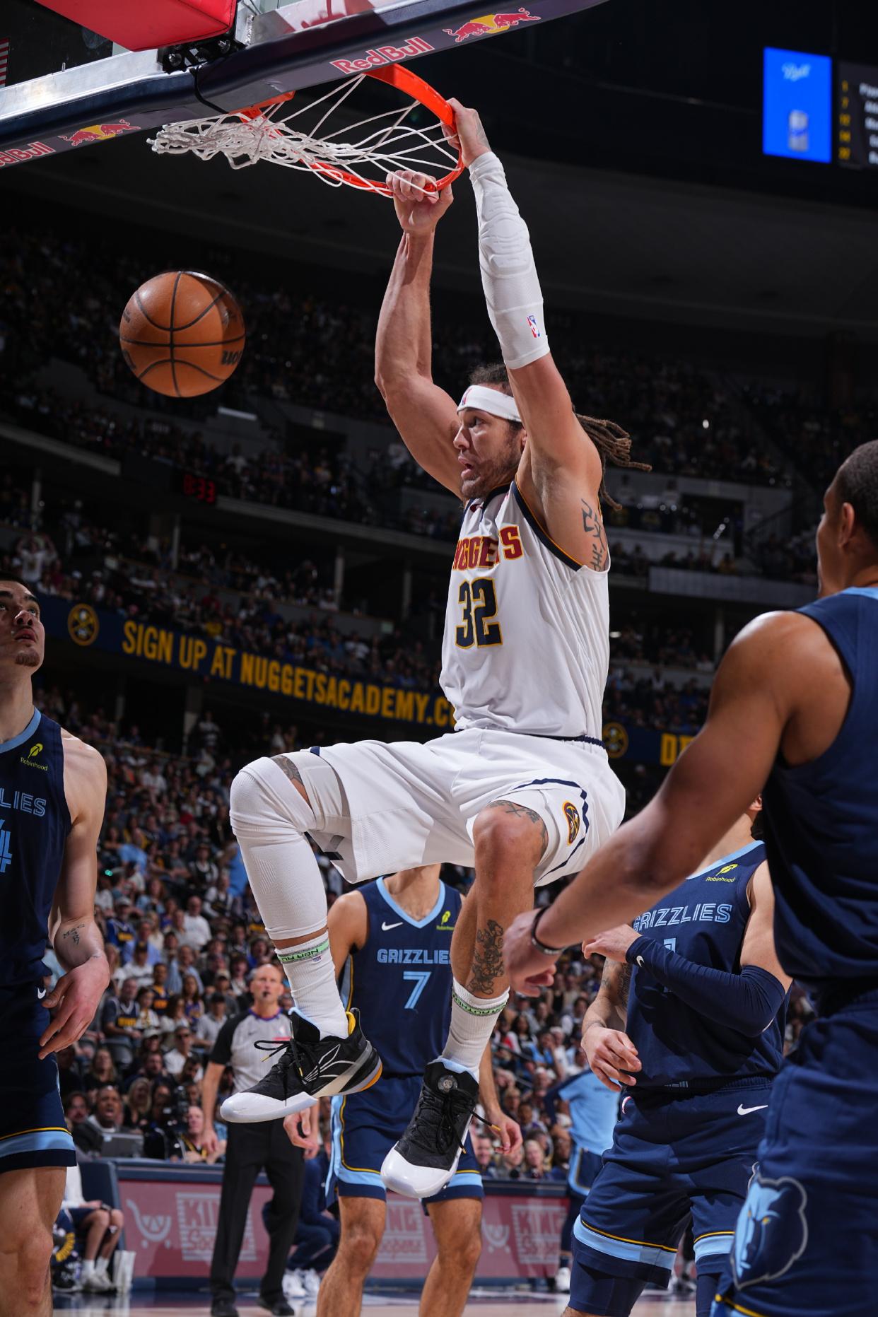 灰熊碾压尼克斯，约基奇关键制胜的简单介绍