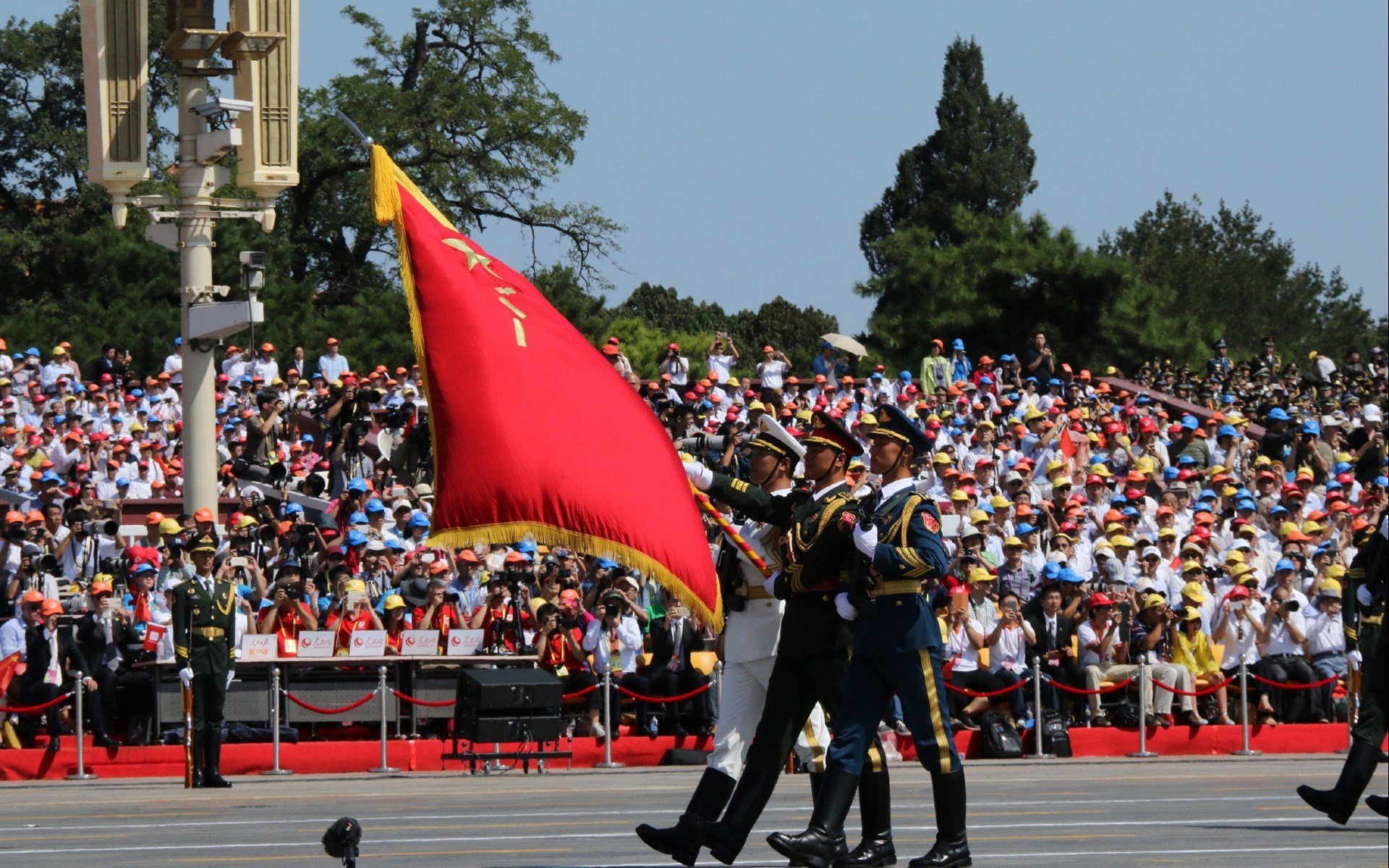 从南美到欧洲，一场胜利与一次接管，足球世界的双面棱镜