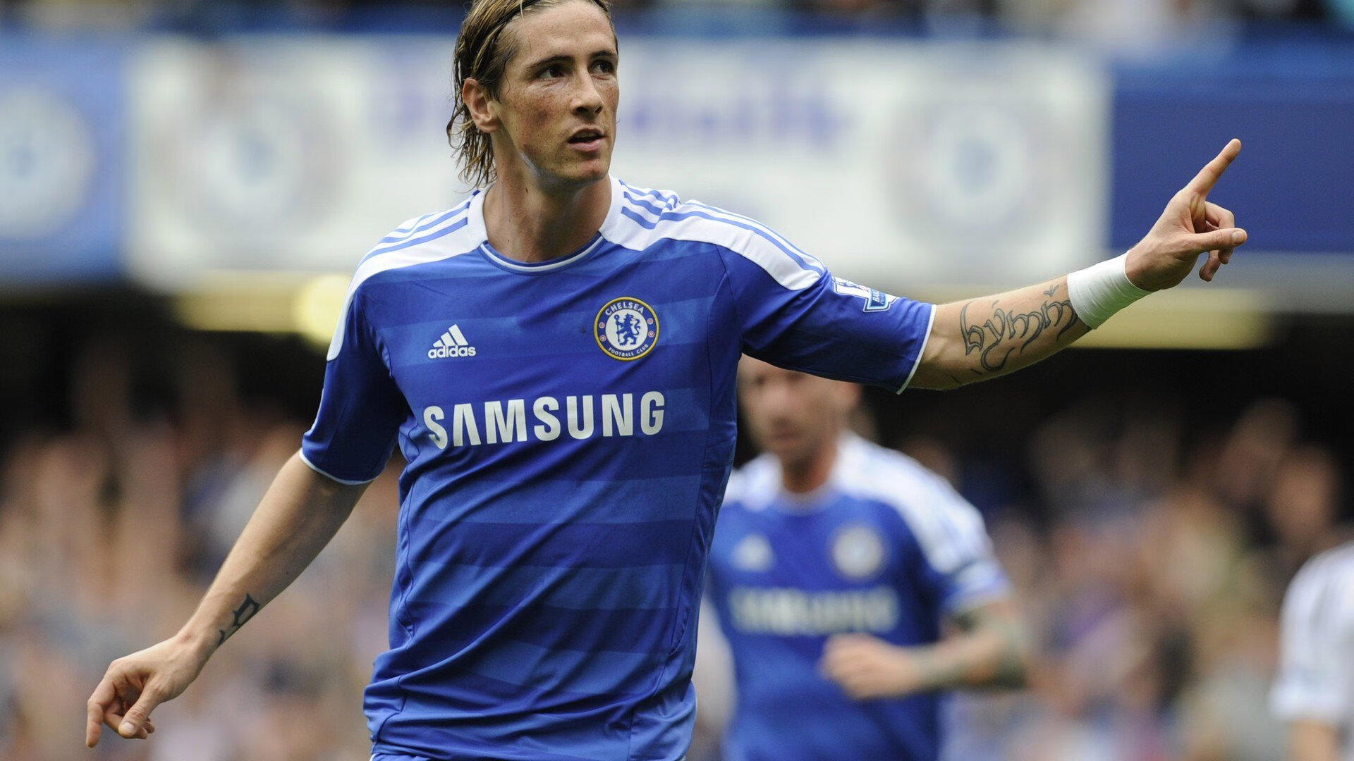 阿圭罗驾驭赛道风云，当足球传奇闯入F1引擎的轰鸣之夜